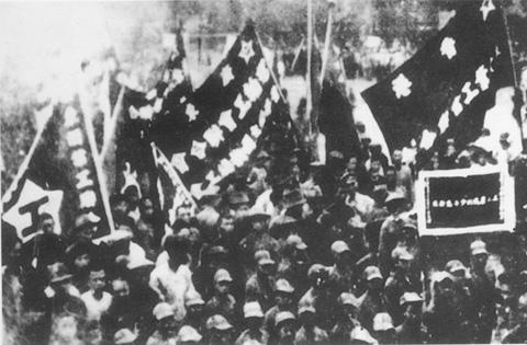1925年省港大罢工现场历史照片，工人高举旗帜在广州街头游行