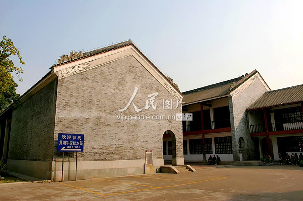 校本部内院回廊：两层砖木结构围成的日字形平面