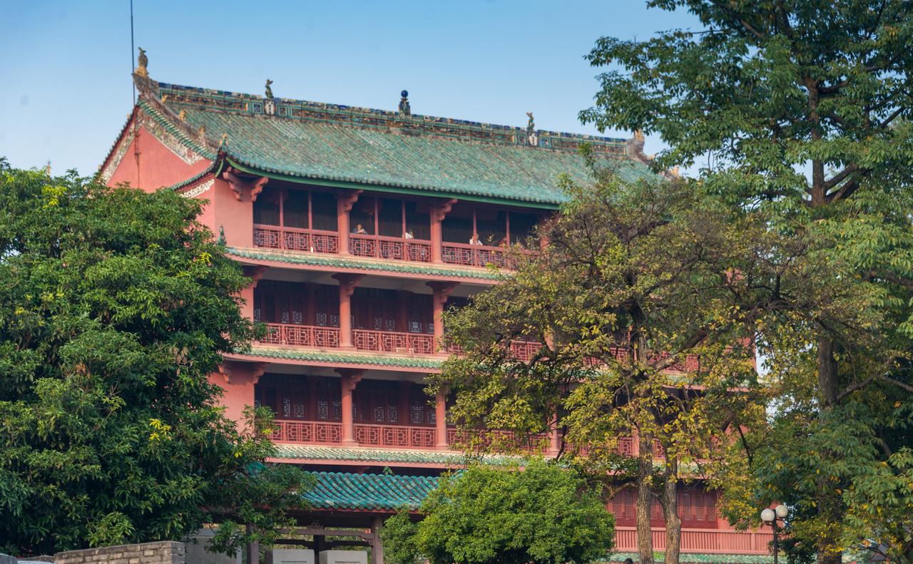 越秀公园内明代城墙残段，红砂岩城基上青灰大砖
