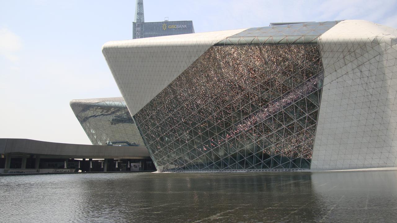 广州大剧院流线型双砾石建筑