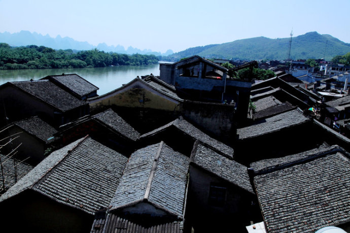 大圩古镇明清建筑群沿江排列，青砖黛瓦的传统民居鳞次栉比