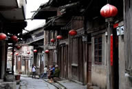 万寿桥单拱石桥横跨马河，桥面青石板被磨得发光，远处是漓江和螺蛳山