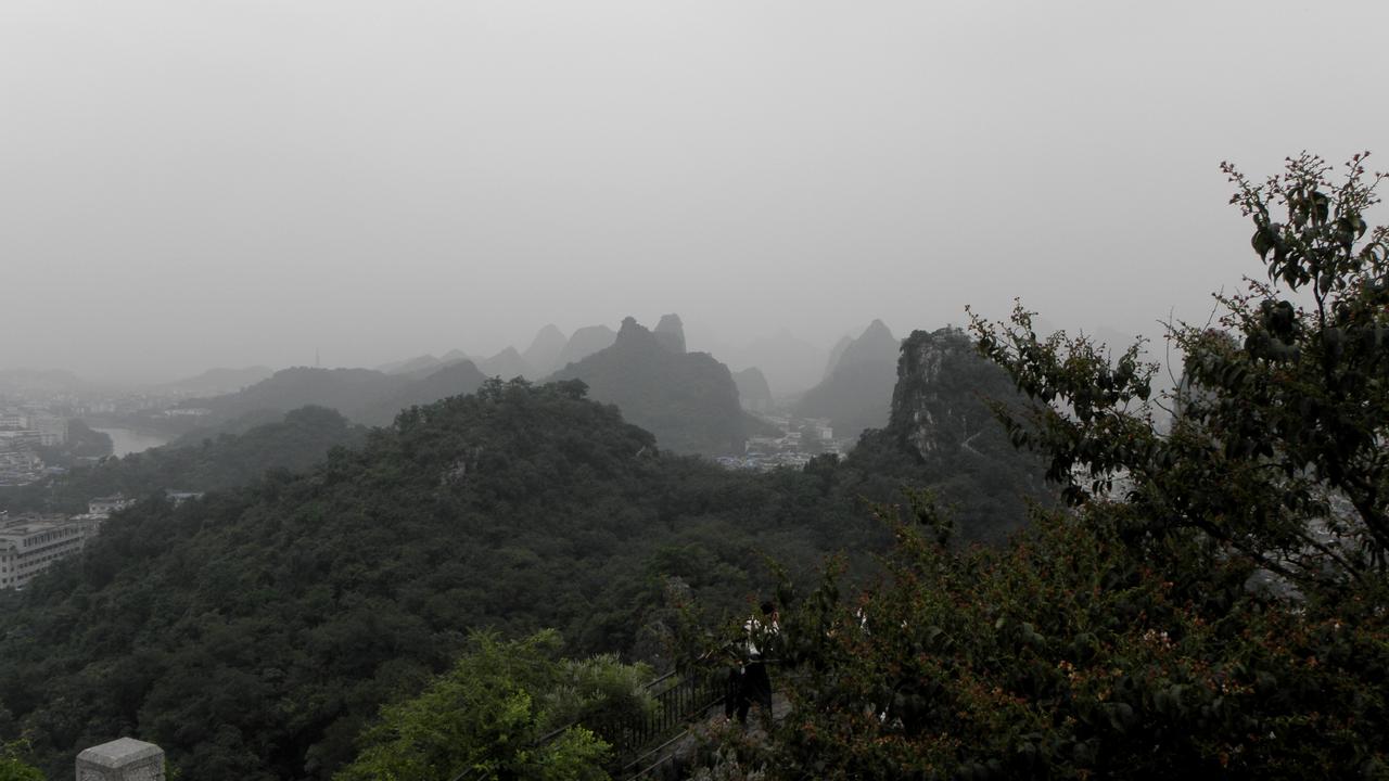 叠彩山及周边全景