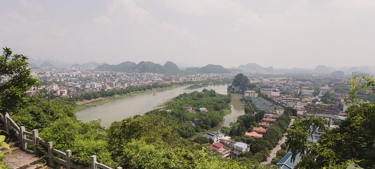 从明月峰顶俯瞰桂林