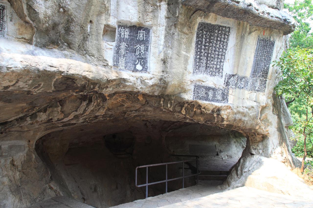 独秀峰顶俯瞰桂林全城，喀斯特峰丛遍布视野