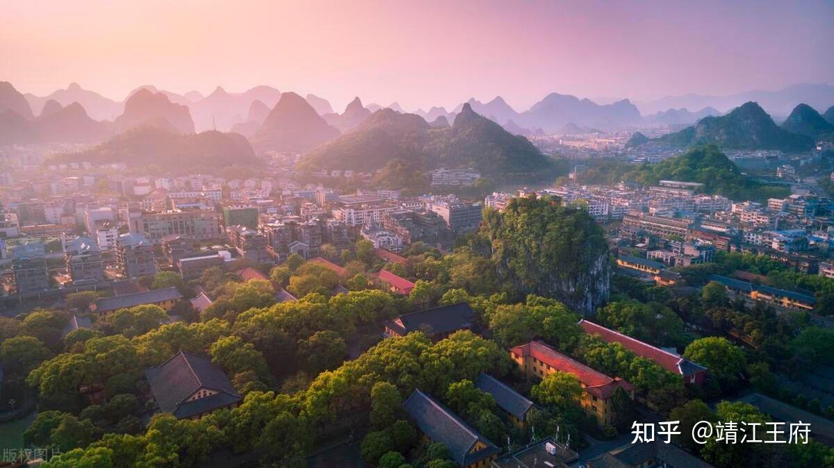 从高处俯瞰独秀峰与靖江王城，孤峰在平原上拔地而起