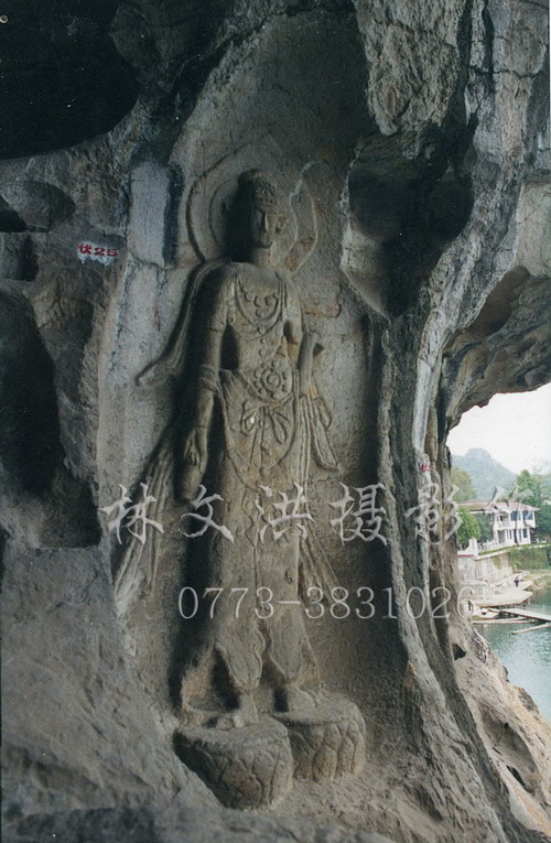 伏波山还珠洞内的唐代摩崖造像，岩壁上层层叠叠的石刻与佛像共存