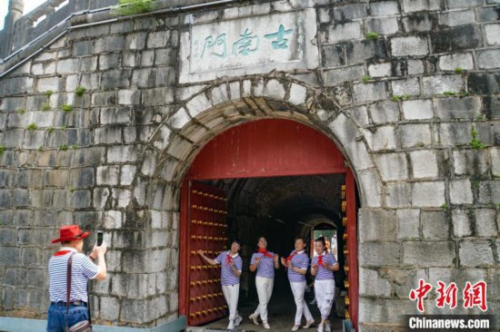 古南门被堵数百年的门洞在2023年重新打开后，市民进入参观