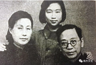 欧阳予倩、田汉等戏剧家合影，他们是西南剧展的发起人和组织者