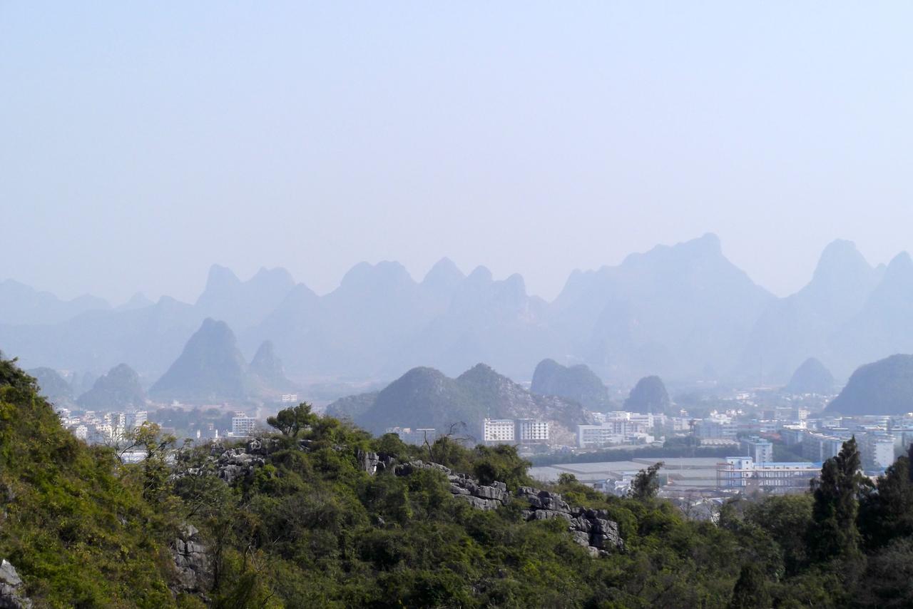 桂林城区俯瞰，喀斯特峰林与城市的关系