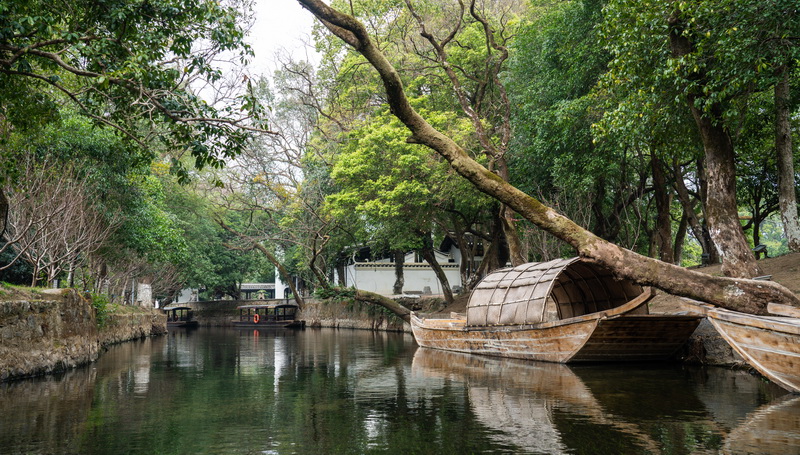 灵渠南渠风光，渠道蜿蜒穿过丘陵地带