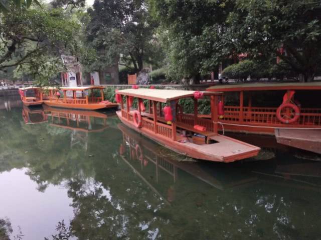 灵渠陡门遗址，石砌墩台两侧的槽口和孔洞清晰可见