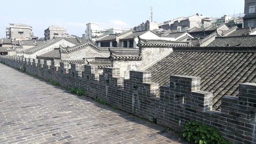 靖江王城正阳门，青灰色料石城墙与城楼构成完整防御体系