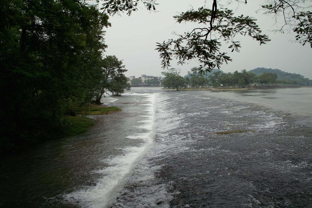 灵渠分水枢纽全景，铧嘴和大小天平坝将湘江一分为二