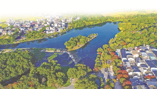 从空中俯瞰灵渠铧嘴，V字形分水堤清晰可见