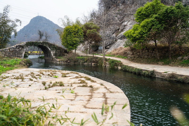 灵渠南渠石砌护堤与秦堤，渠道两岸为料石叠砌结构