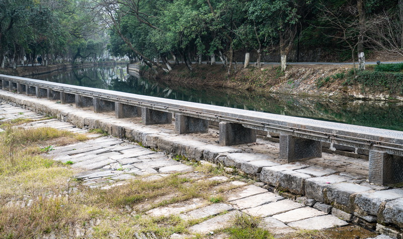 泄水天平溢流堰，低矮堰体跨在渠道一侧