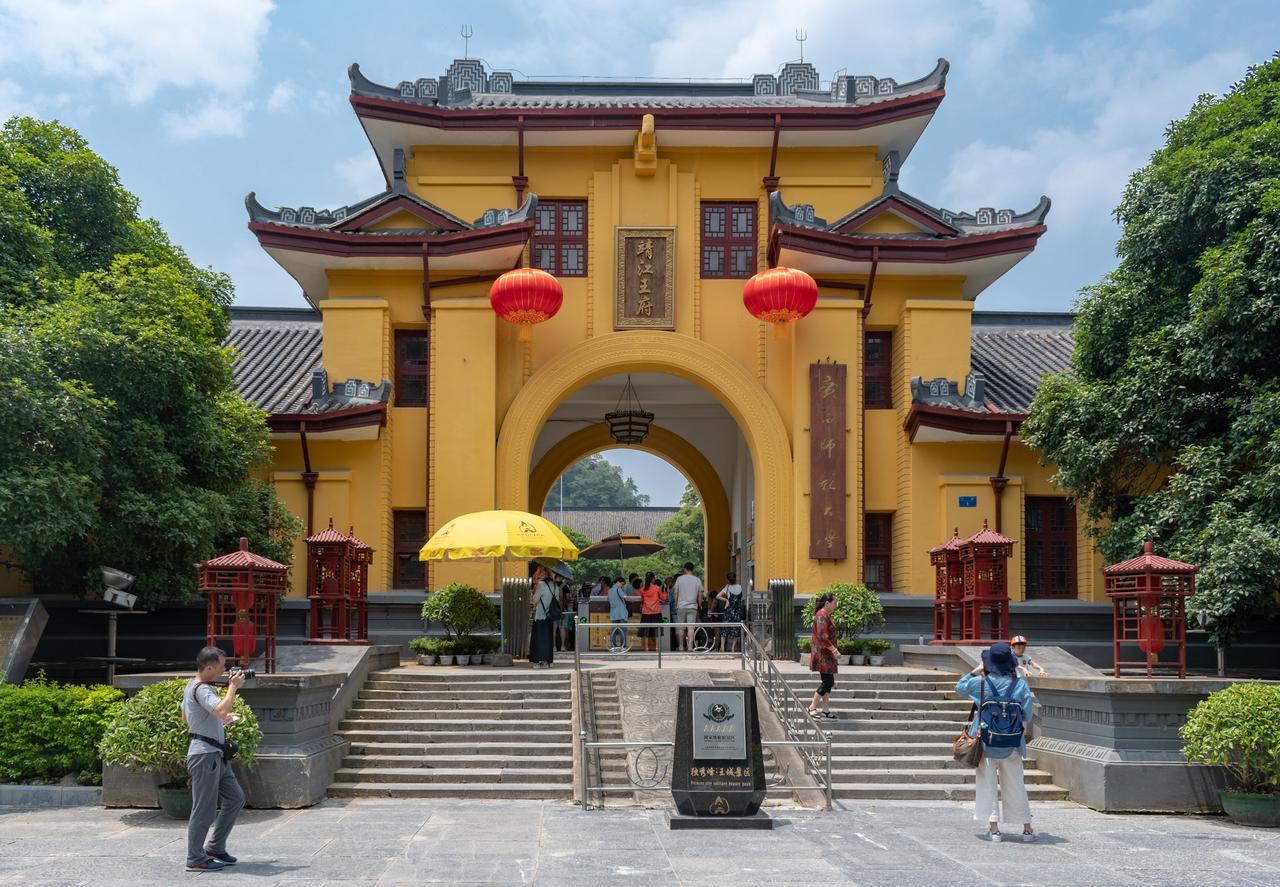 承运门正面,明代石砌台基上方是民国重建的门楼
