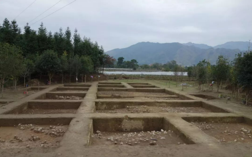 秦城遗址考古发掘揭露的建筑基址,展示了夯土台基和排水设施