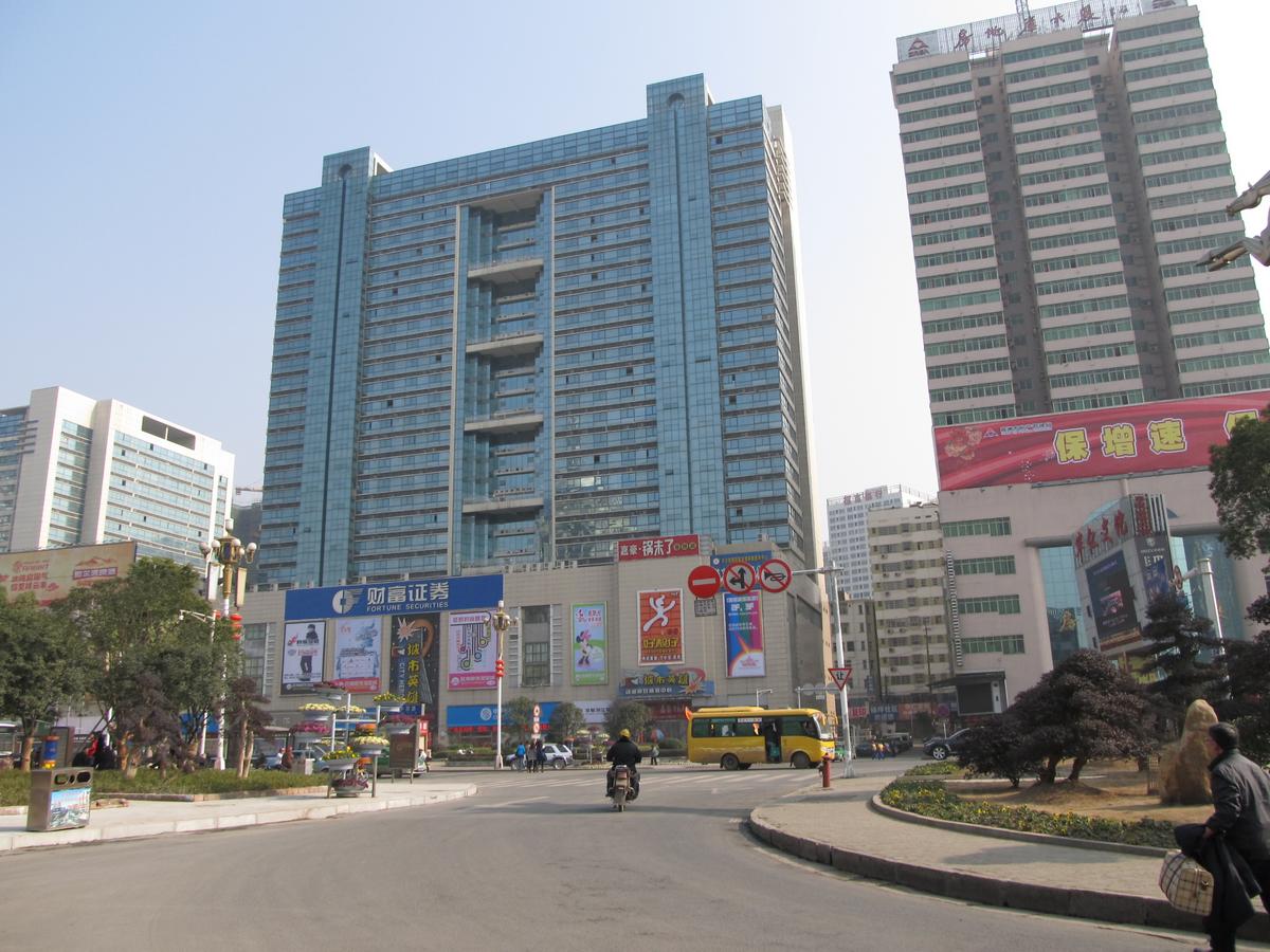 桂林十字街中心广场附近