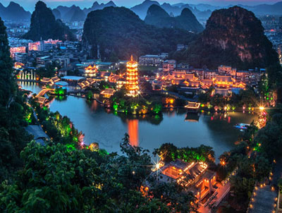 桂林中心广场区域望向山体