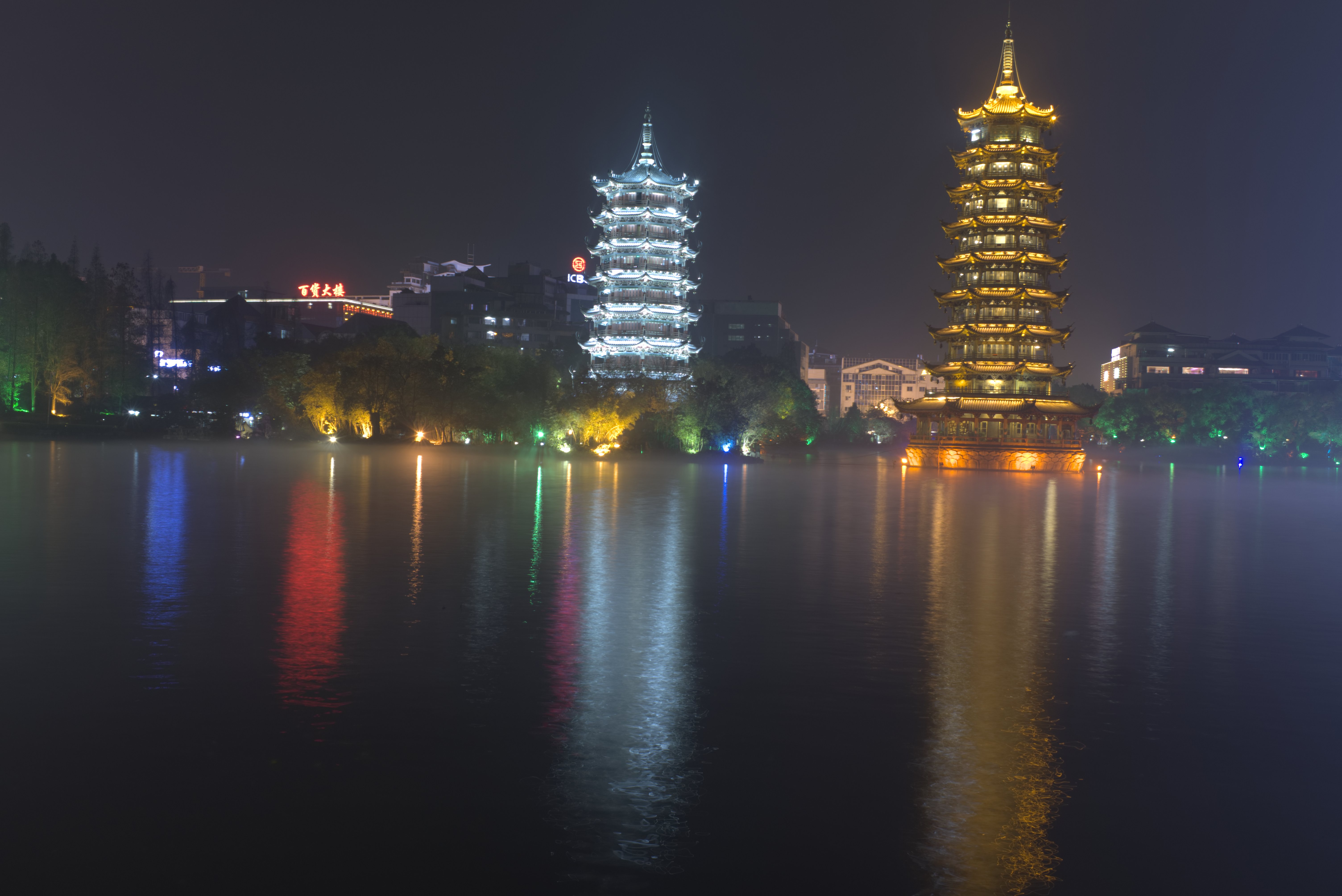 象鼻山正面远景,漓江与桃花江在此交汇,山形如大象伸鼻饮水