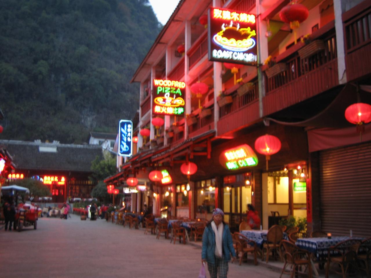 西街夜景：桂北建筑与霓虹招牌并置