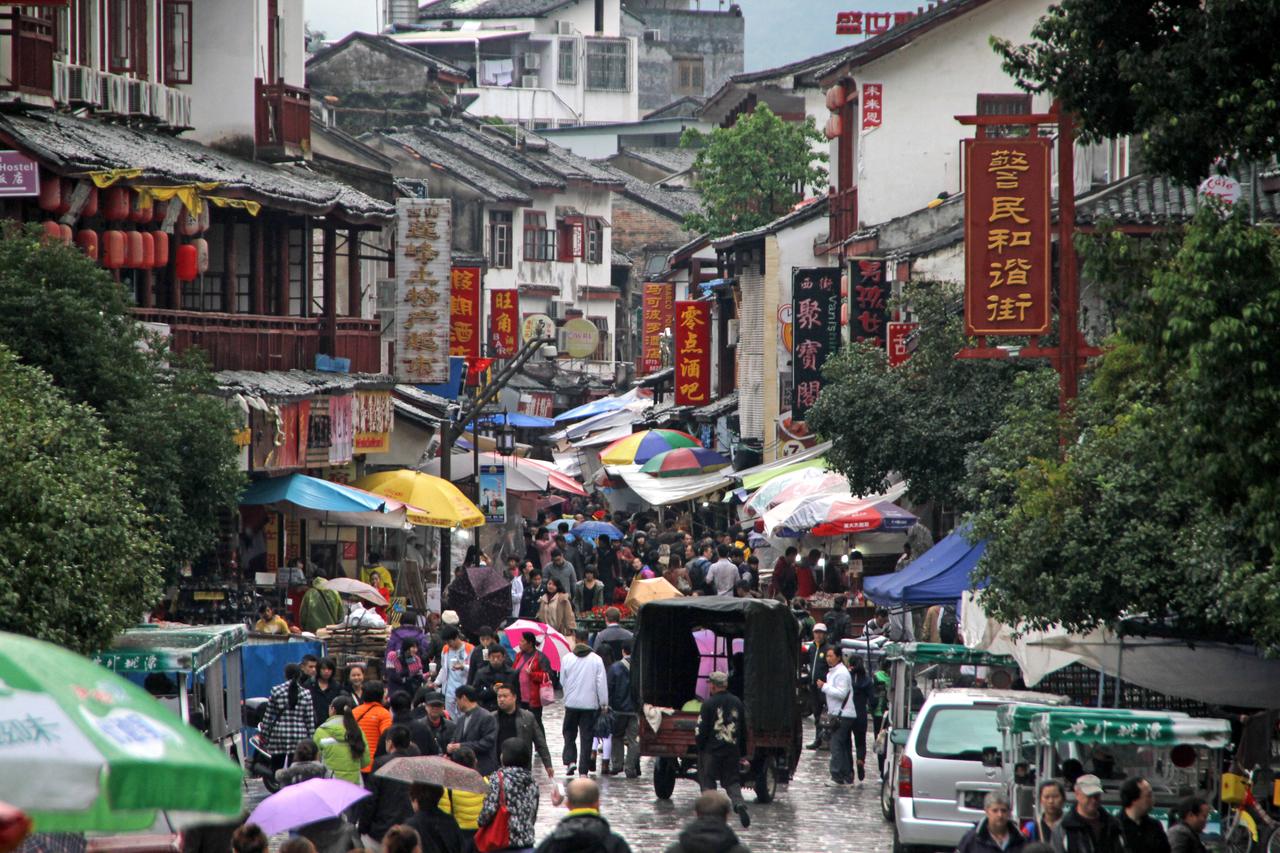 西街白天的建筑细节
