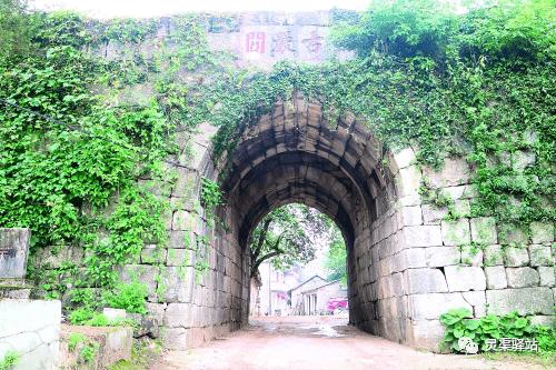 严关拱门关墙,门额嵌"古严关"石刻