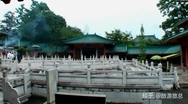 虞山全景，喀斯特孤峰与公园绿地、仿古建筑融为一体