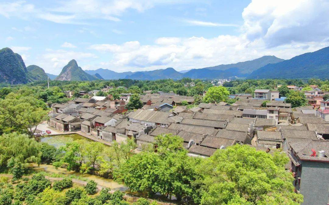 江头村航拍全景,青砖灰瓦的明清民居群落在喀斯特地貌的背景下展开