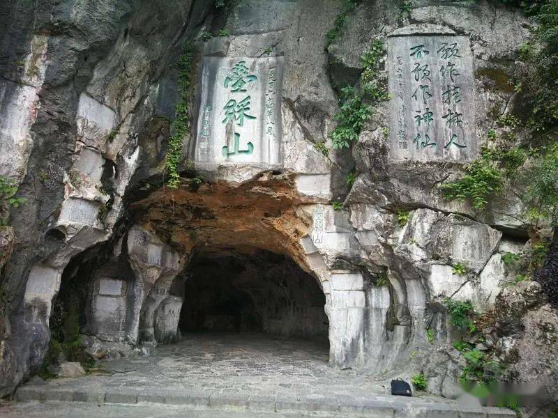叠彩山远眺，桂林市区东北部的喀斯特孤峰群