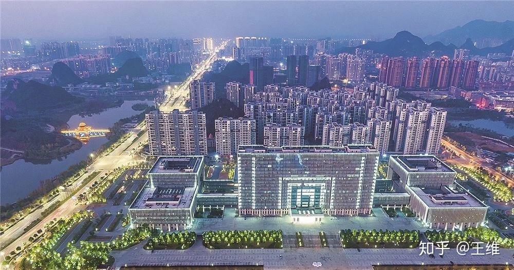 临桂新区城市天际线，高层建筑与宽阔路网构成现代化城市界面