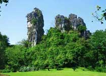 桂林普陀山摩崖石刻与山体远景，栖霞寺建筑嵌于岩壁之间