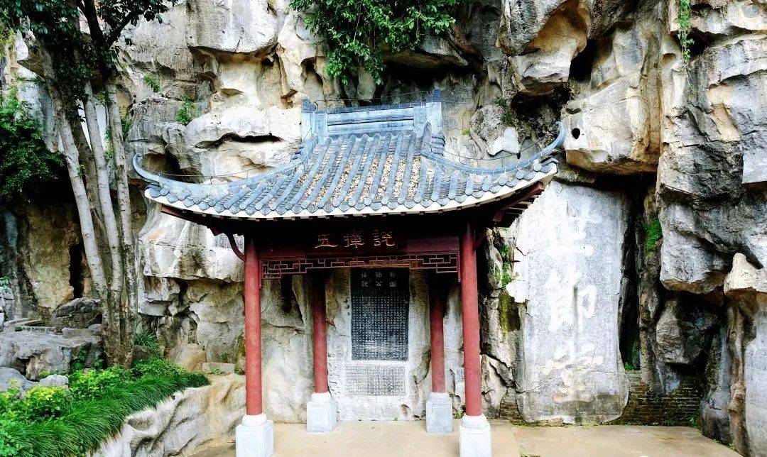 普陀山远景，栖霞寺嵌入山腰岩壁间