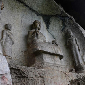观音峰唐代佛龛：毗卢舍那佛盘坐莲台，左右胁侍菩萨侍立