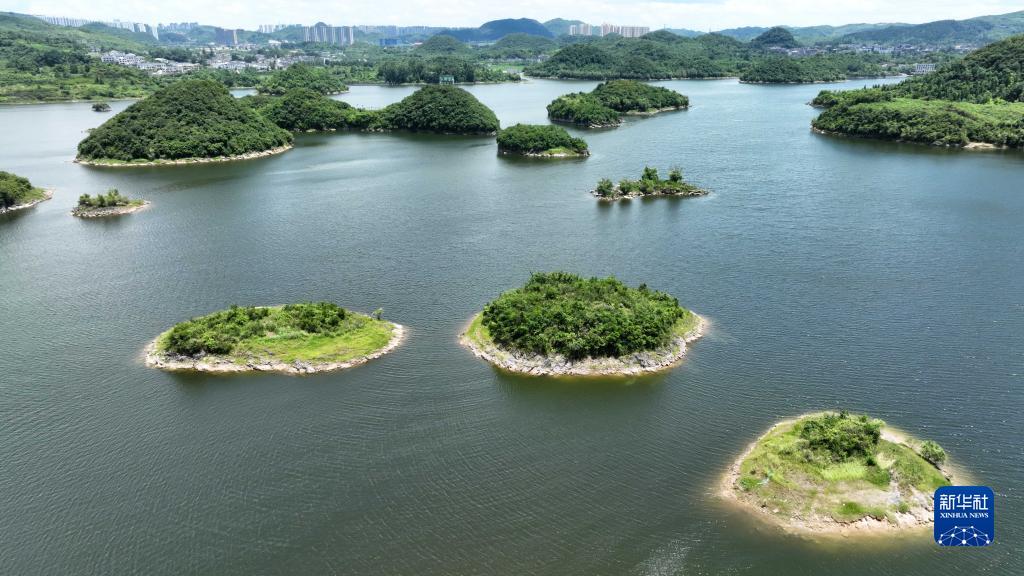 航拍百花湖：碧绿湖面与星罗棋布的岛屿