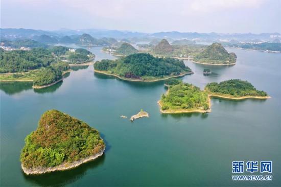 百花湖航拍全景：碧绿湖面与散布的岛屿