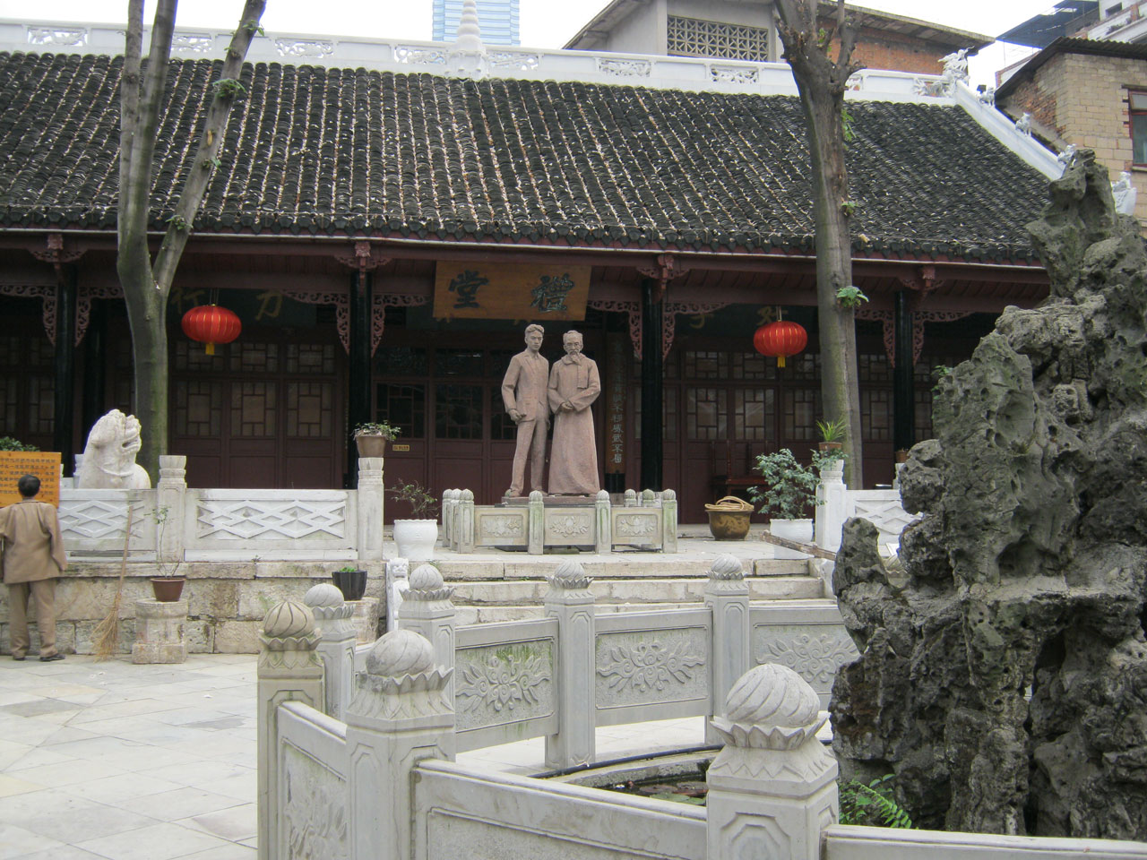 达德学校旧址大门，砖石门廊与传统匾额
