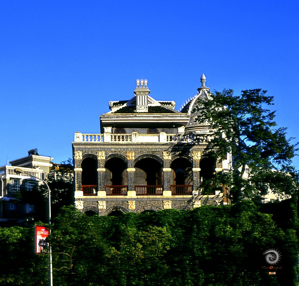 王伯群故居另一视角，圆顶塔楼与歇山顶阁楼的混搭轮廓