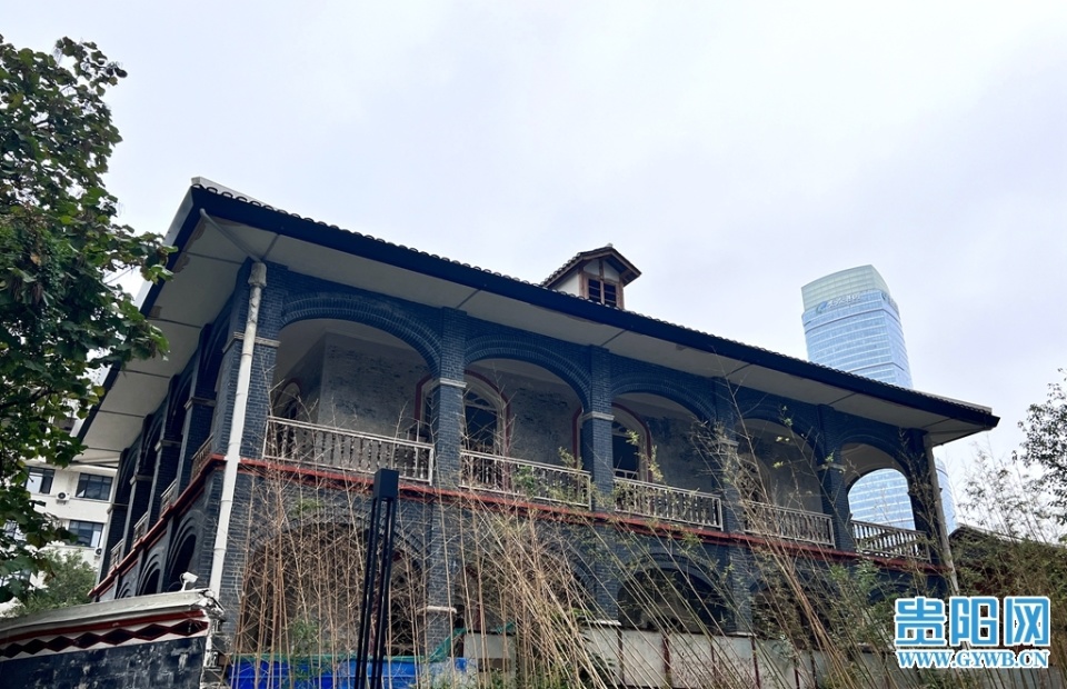 王伯群故居正面外观，白色砖墙法式风格建筑，圆柱形塔楼与方楼组合