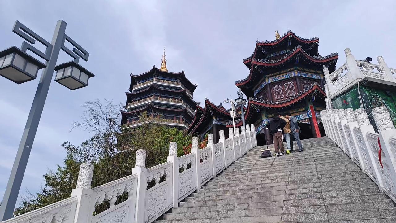 东山寺重建后的建筑群，黑瓦重檐