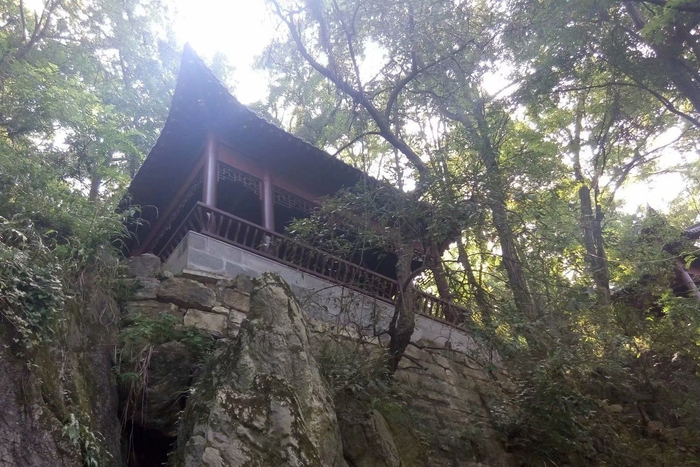 东山寺遗址摩崖石刻，岩壁上布满历代题刻