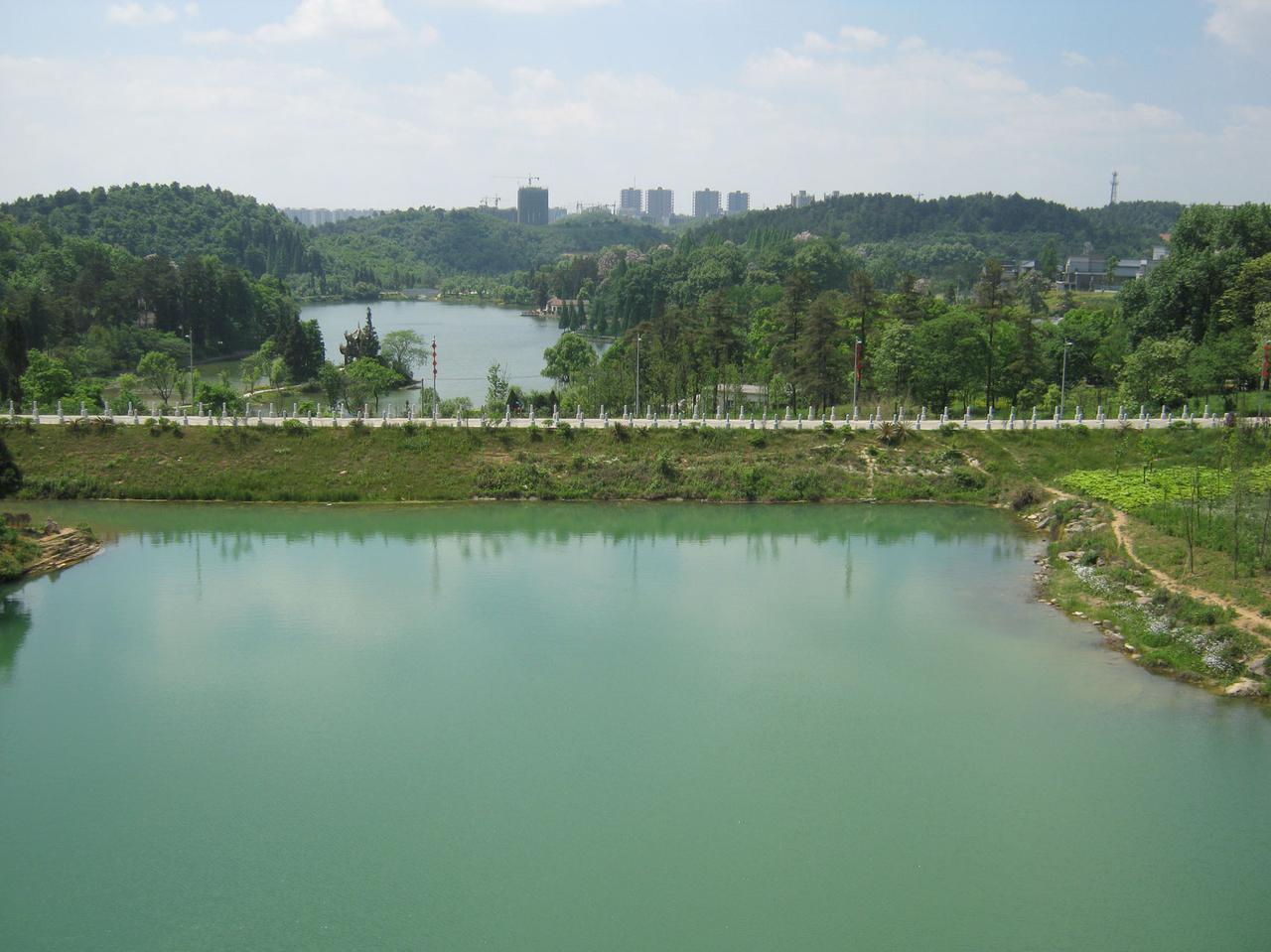 观山湖公园内的湖面景观，远处可见城市建筑