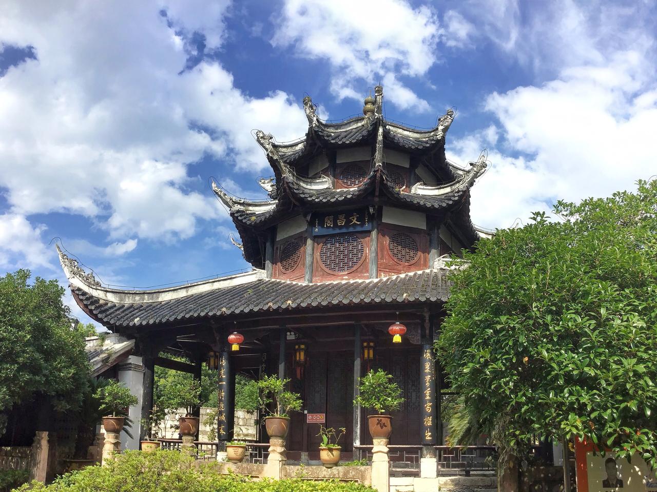 文昌阁建于1596年，立在老城墙上的九角三层阁楼
