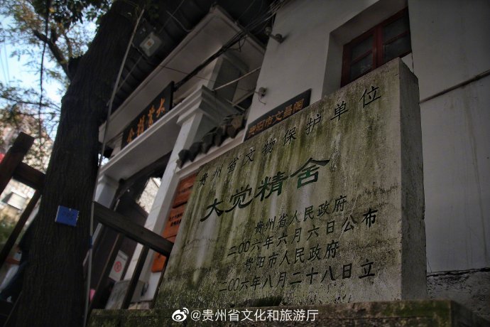 电台街窄巷，两侧青瓦砖墙老民居与现代生活设施并置