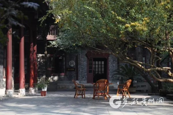 电台街窄巷与大觉精舍藏经楼,木楼从民居屋顶升起