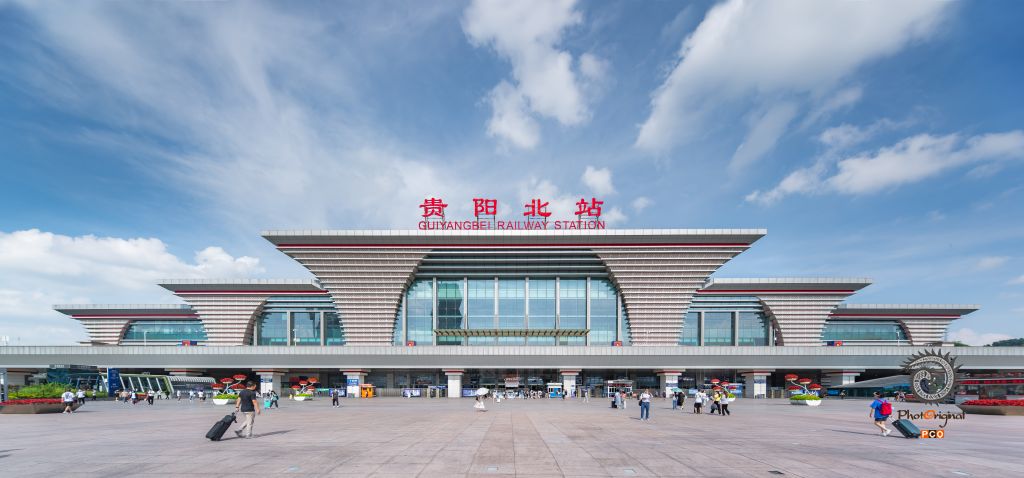 贵阳北站候车大厅内部，高挑空间与采光天窗