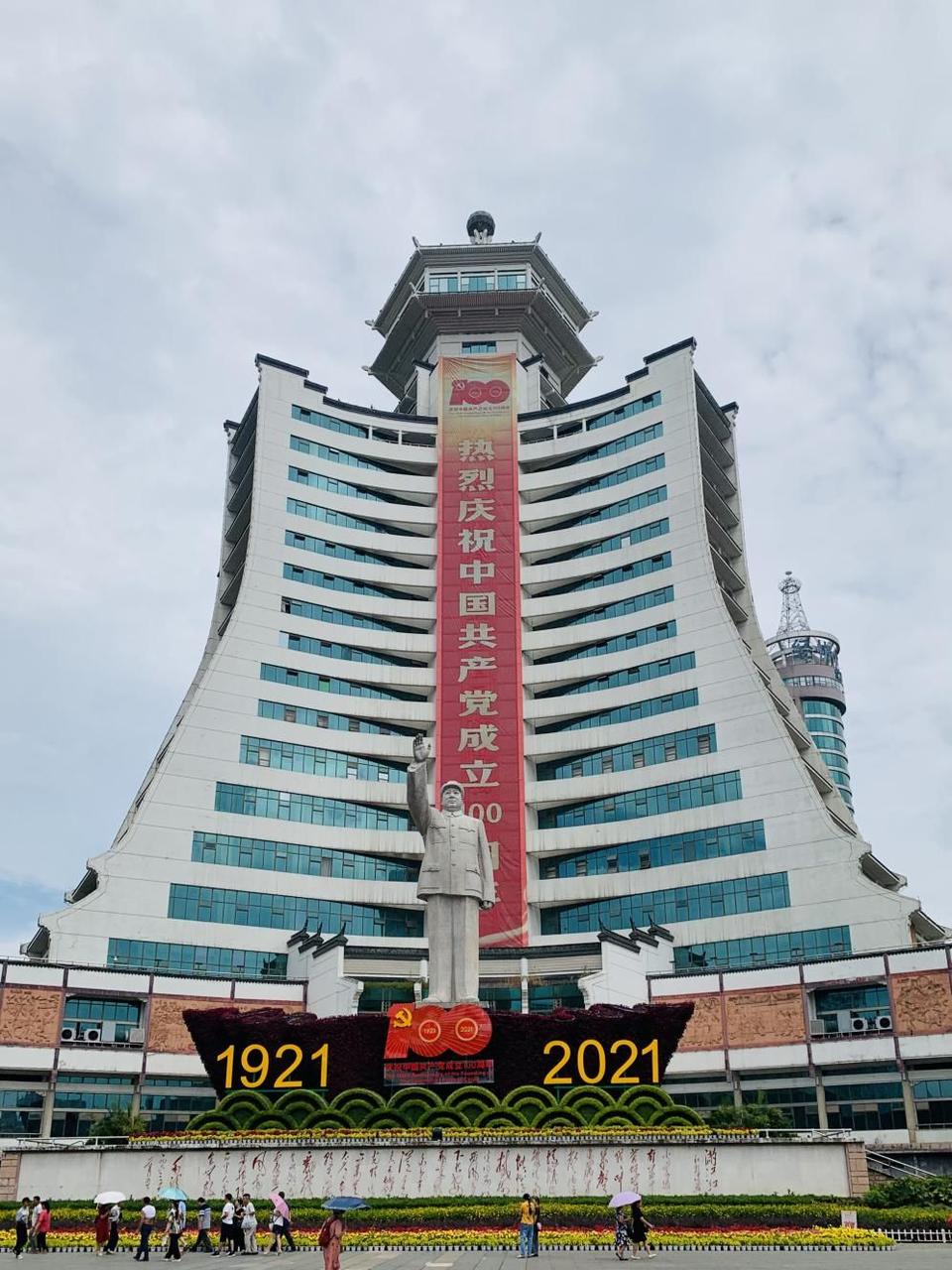 广场上的毛泽东雕像与民族文化宫背景