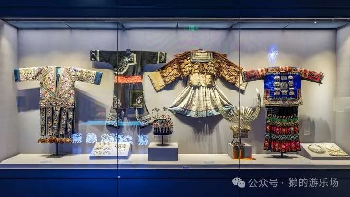 苗族银饰与盛装展示，包括银角头饰和多层银项圈